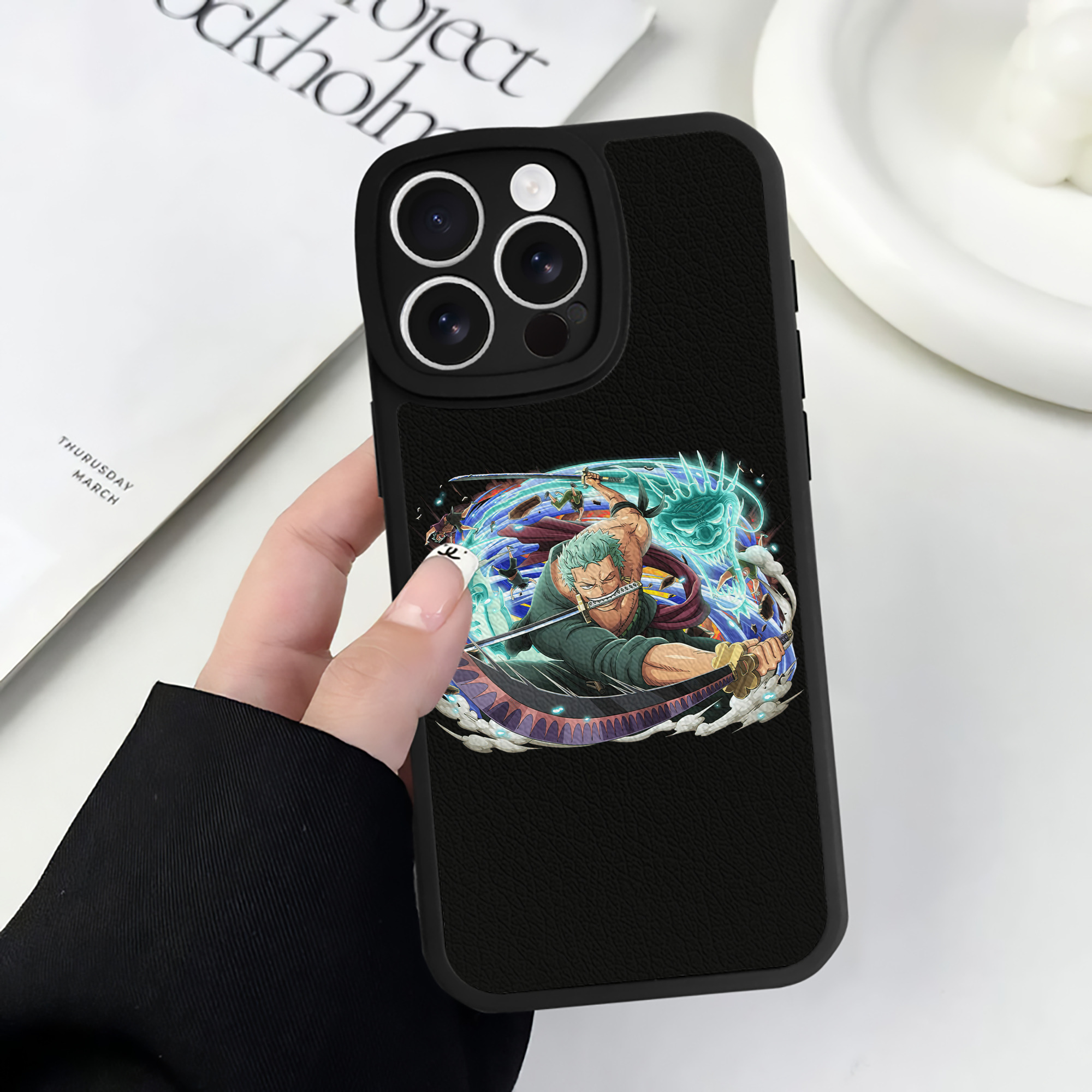 （画像用） ワンピース ロロノア・ゾロ ONE PIECE Roronoa Zoro 【iPhone 16シリーズ対応】シリコンスマホケース（レザー調） 材質：シリコン